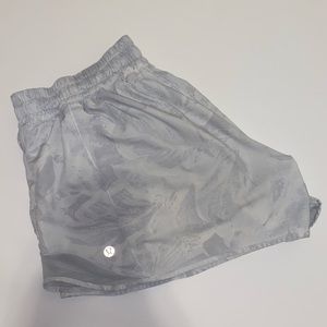 Jasmine multi white 2.5” lulu lemon hotty hot shorts